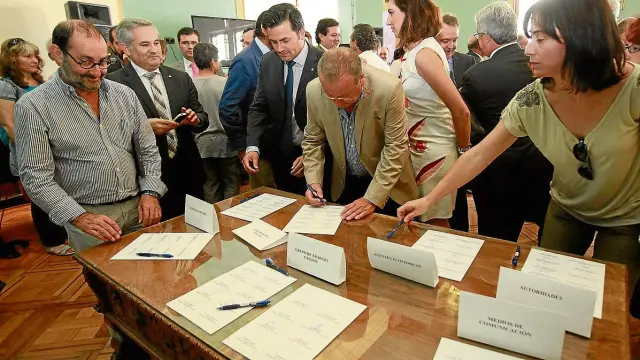 Recogida de firmas durante el acto de adhesión a la candidatura de Huesca en el Círculo Oscense.