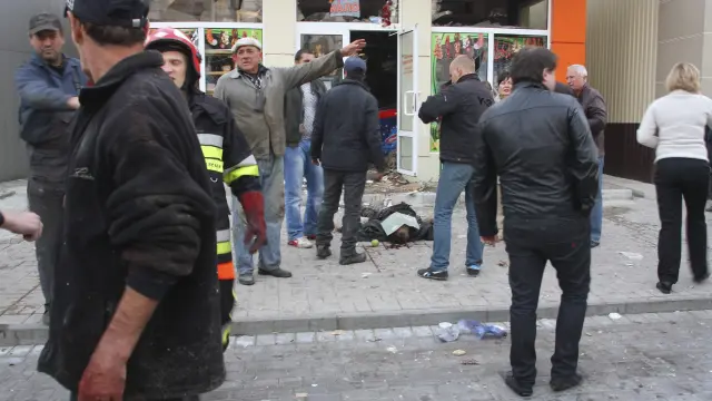 Habitantes de Donetsk rodean el cuerpo de un hombre fallecido por el impacto de un obús