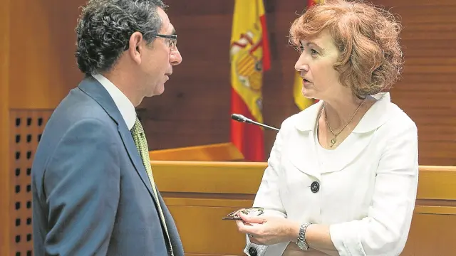 Pilar Molinero habla con Joaquín Períbañéz (PAR) antes de comparecer ayer en las Cortes.