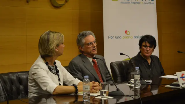Mª Teresa Fernández, el doctor Luis Rojas y Belén Torres en la conferencia "Y tú, ¿te atreves a vivir plenamente?"
