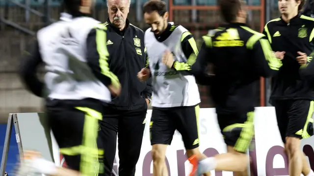 El entrenador de la selección española, Vicente del Bosque, dirige el entrenamiento
