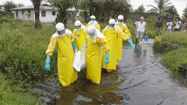 Voluntarios con trajes para prevenir el contagio en Liberia