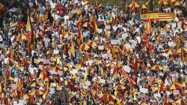 Miles de personas con banderas españolas y catalanas en Barcelona