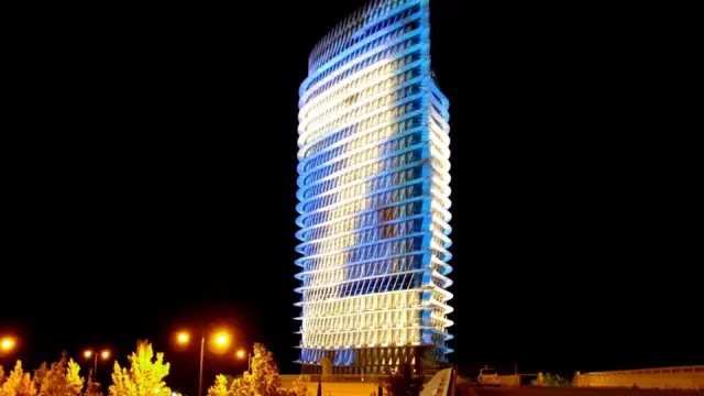 La Torre del Agua, iluminada durante las fiestas