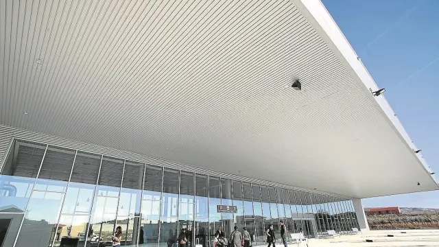 El Ayuntamiento de Calamocha considera que la estación está sobredimensionada. En la imagen aparece el edificio el día de su apertura, en enero de 2011, con un grupo de viajeros que aguarda la llegada de su autobús. La terminal costó dos millones de euros
