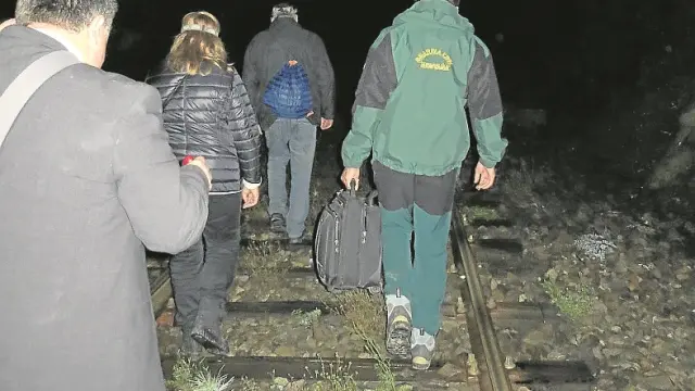 La Guardia Civil evacuó a los dos pasajeros y al revisor del tren.