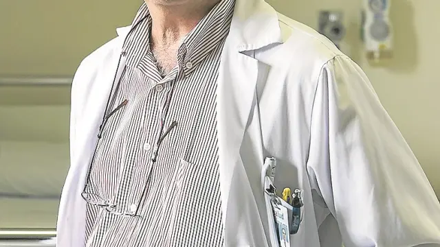 El doctor Juan Carlos Ferrando, en una de las habitaciones del hospital Royo Villanova para tratar el ébola.
