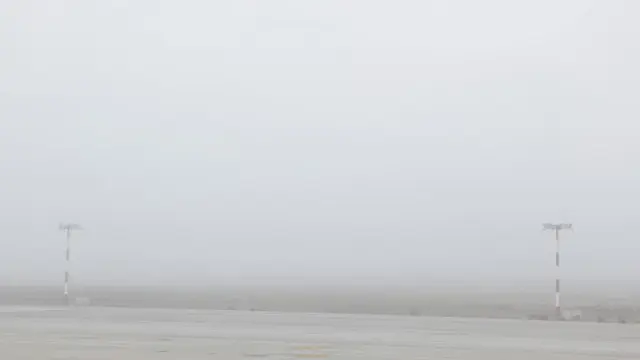 El aeropuerto de Zaragoza, vacío, en un típico día de niebla