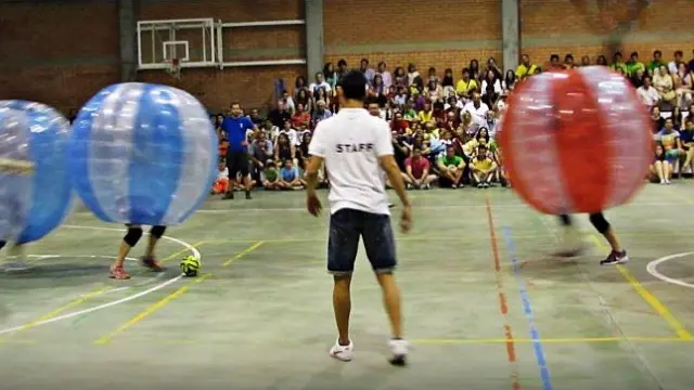 El fútbol burbuja, una de las actividades del macro evento 'Sal a la calle'