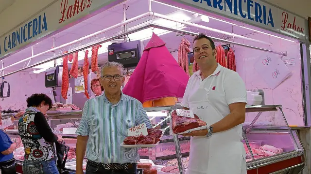 José Manuel Lahoz padre e hijo, dos generaciones al frente de una carnicería muy taurina