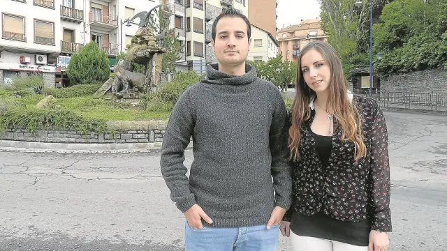 Héctor López y Nadia López, dos de los jóvenes que se han ido en busca de trabajo a Alemania.