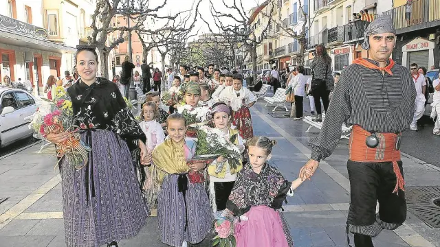 Participantes en el desfile ataviados con los trajes tradicionales de la zona.