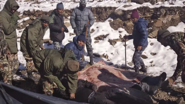 Al menos 17 montañeros mueren en el Himalaya nepalí