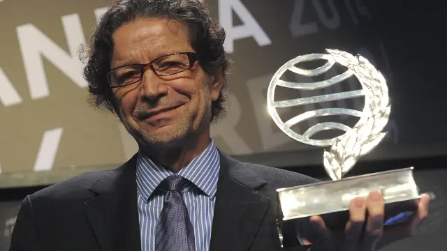 Jorge Zepeda junto al Premio Planeta de Novela
