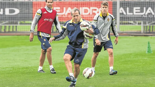 Álvaro Tierno, a la derecha, atiende a Víctor Muñoz en un entrenamiento en la Ciudad Deportiva.