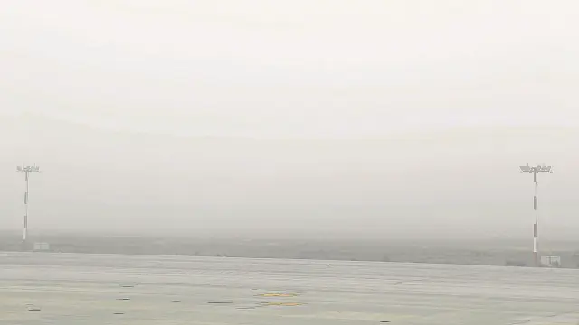 La plataforma de estacionamiento de aviones del aeropuerto de Zaragoza, vacío, en un típico día de niebla.