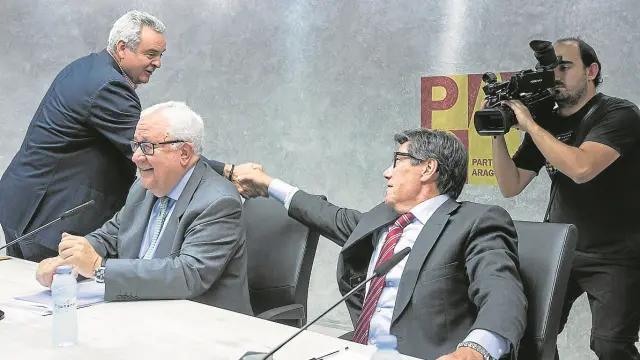 El presidente del PAR, José Ángel Biel, escoltado por Alfredo Boné y Arturo Aliaga.