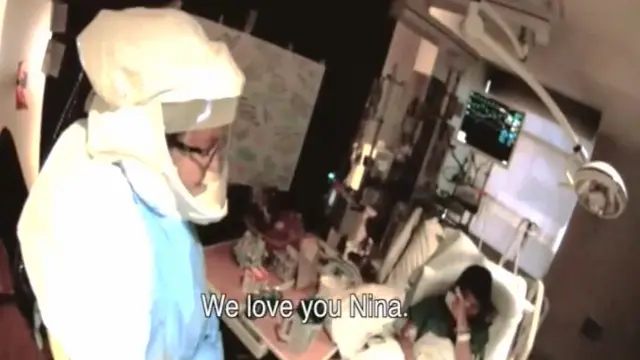 Secuencia del vídeo que muestra a Nina Pham, contagiada de ébola, mientras habla desde su cama con el personal sanitario.