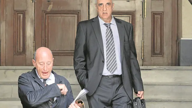 Victorino Alonso, en la parte superior, saliendo de los Juzgados de Huesca tras declarar en 2012.