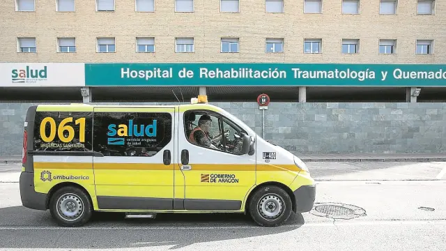 Uno de los vehículos sanitarios de Ambuibérica, en la zona de urgencias del Hospital Miguel Servet.
