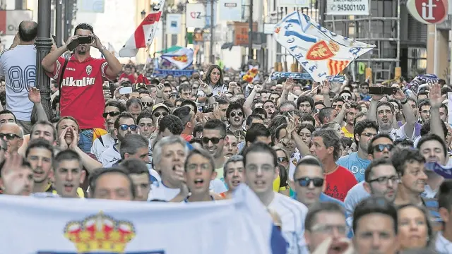 Los aficionados del Real Zaragoza, durante la concentración del 17 de julio.