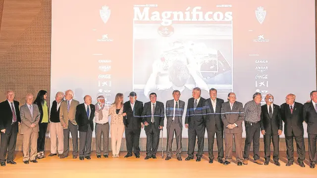 La actual plantilla del Real Zaragoza posa muy sonriente con la leyenda Marcelino Martínez Cao.