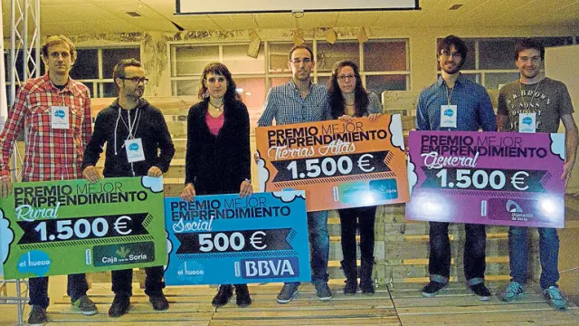 Cristina Aza (tercera por la izquierda), junto al resto de ganadores del concurso Starter del Hueco.