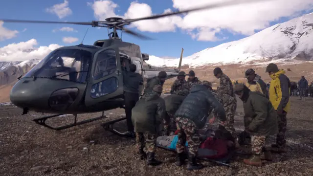 Continúa el rescate en el Himalaya tras las tormentas que mataron a 38 personas