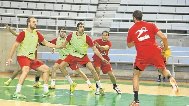 Varios jugadores del Bada Huesca, durante un entrenamiento en el Palacio de los Deportes.