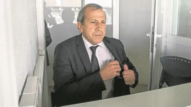Víctor Muñoz presenció el encuentro desde una cabina de radio en la zona de prensa de la Romareda.