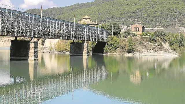 El pantano de La Peña, con el característico puente de hierro que lo atraviesa.