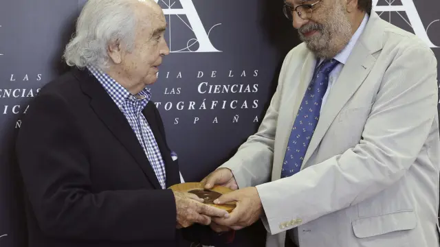 El compositor aragonés ha recibido el premio de la mano del director de la Academia de Cine Española
