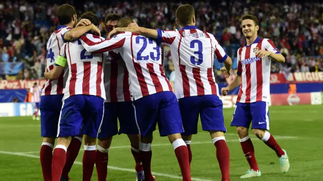 Los jugadores atléticos celebran un gol en una noche festiva en el Calderón