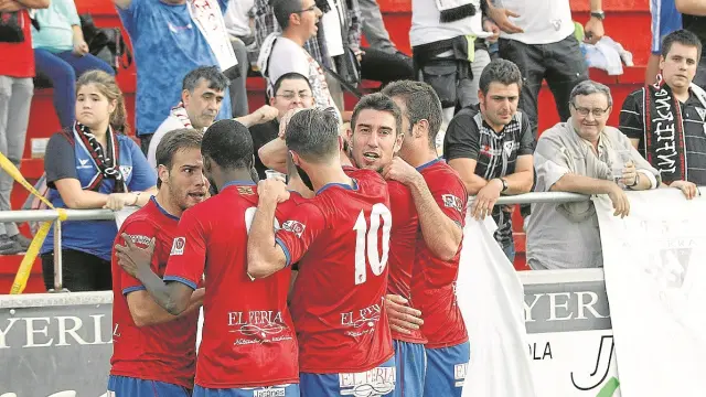 Los jugadores del Teruel celebran un gol en el partido de ayer en Pinilla.