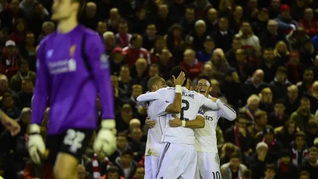 Los jugadores del Real Madrid celebrando un gol en Anfield