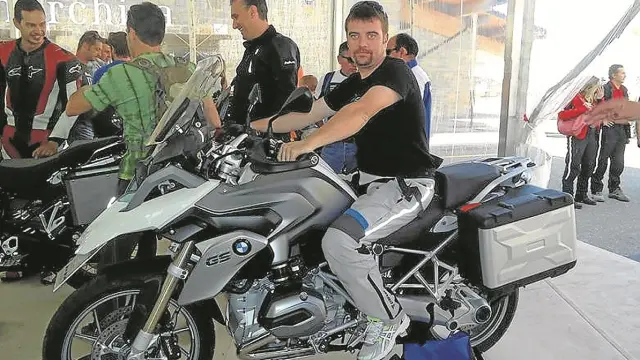 Raúl Cebollero, el joven fallecido en Cheste, sobre una moto, su gran pasión.