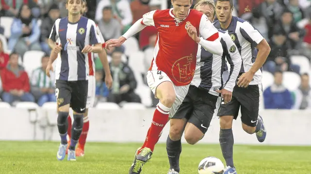 Yuste, jugador del Racing, conduce el balón en el polémico partido contra el Hércules que el Huesca entiende que fue amañado.