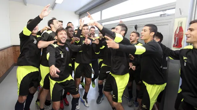 Los jugadores del Huesca celebran el resultado del sorteo