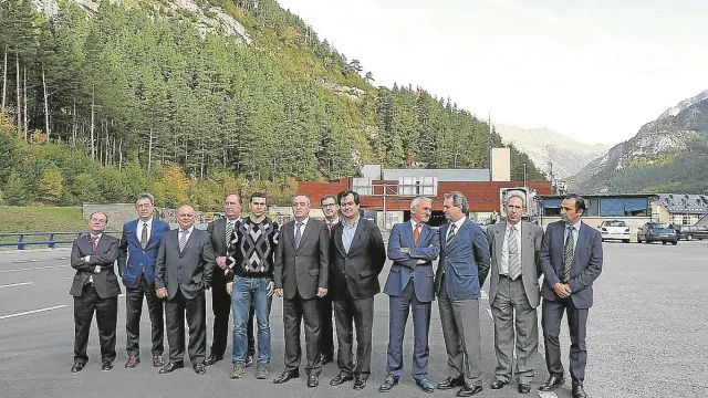 El comité ejecutivo de la CREA, con el alcalde de Canfranc con jersey, delante del túnel.