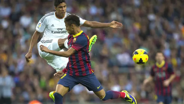 Varane y Neymar disputan un balón en el clásico de la pasada campaña