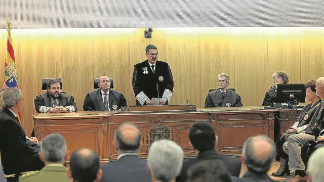 Santiago Serena, de pie, presidió la Apertura del Año Judicial en el nuevo Palacio de Justicia.