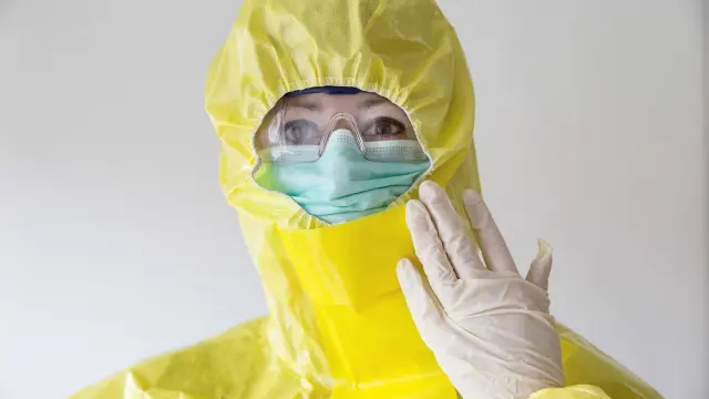 Una sanitaria equipada con el traje de protección individual (EPI) frente al ébola en Sierra Leona.