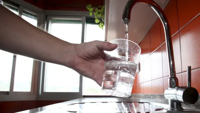 Remolinos incentiva el consumo de agua del grifo tras mejorar su calidad con la potabilizadora