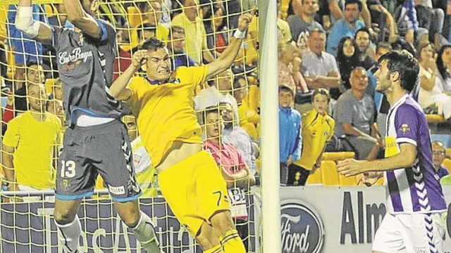 David Rodríguez intenta el remate ante el portero del Valladolid.