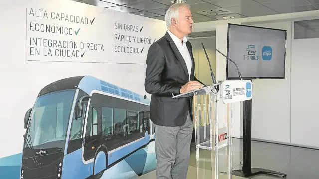 El portavoz del PP en el Ayuntamiento, Eloy Suárez, ayer, en la presentación de su propuesta.