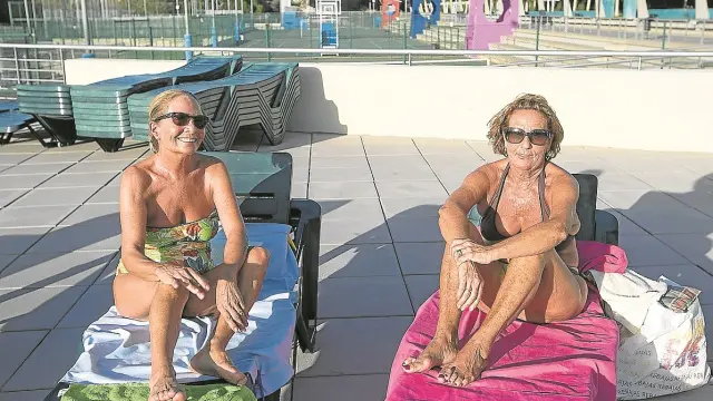 Dos mujeres tomaban el sol el sábado al mediodía en el centro deportivo Alberto Maestro.