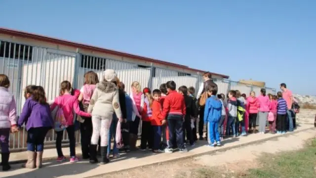 Un grupo de escolares visita el Centro de Protección Animal de Calatayud