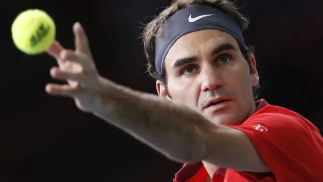 Federer se prepara para sacar en su partido contra Jeremy Chardy.