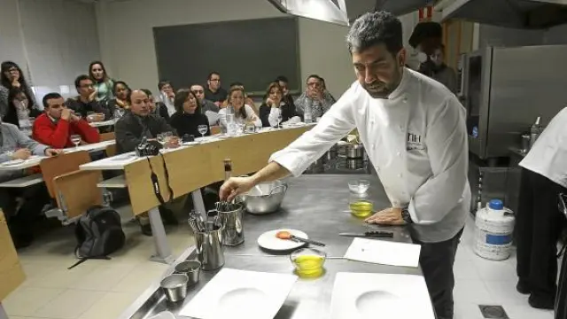 Paco Roncero en un taller en la Escuela de Hostelería de Huesca