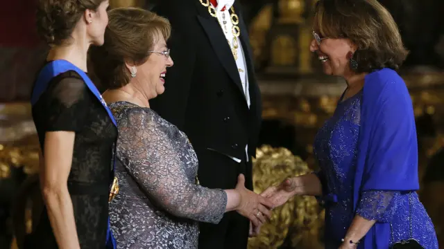 Los reyes Felipe y Letizia junto a la presidenta de Chile, Michelle Bachelet, saludan a la secretaria general iberoamericana, Rebeca Grynspan.